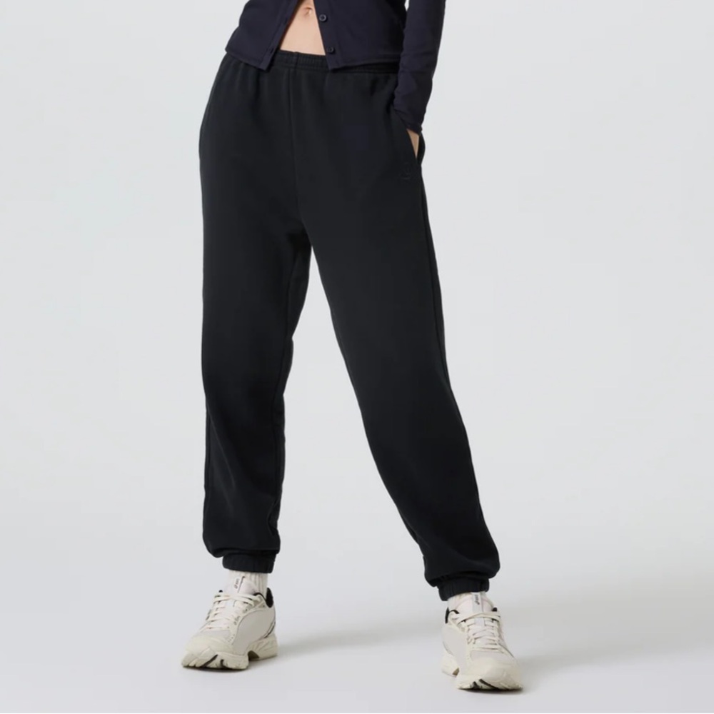 Vuori Women’s Size Medium Black Sedona Straight Leg Sweat pant Jogger  EUC
